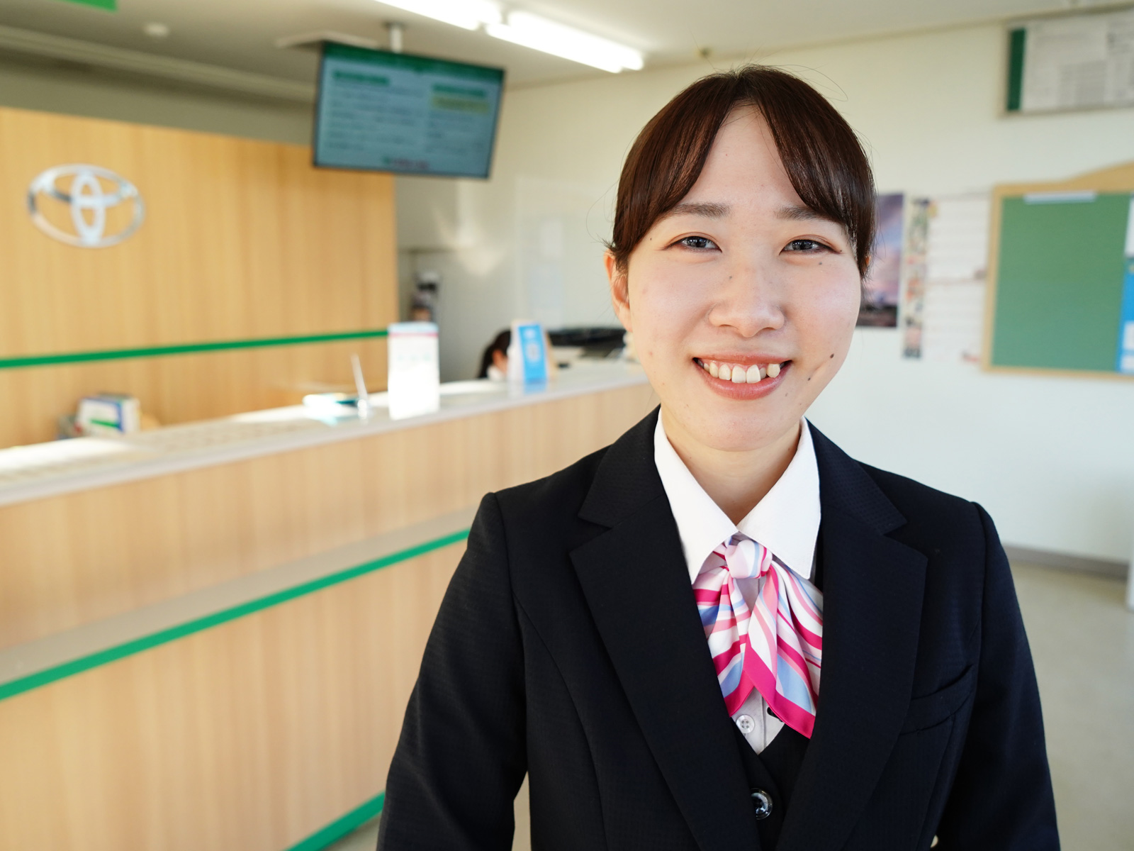 この仕事を選んだ理由 車で短大に通っており、車関係の仕事にはもともと興味がありました。片道小一時間ほどの距離を通っていましたが、四季折々の山形の風景はとても綺麗で、山形の魅力を伝えたいと思うきっかけになりました。 そこで、就職活動をしていく中で、そのどちらも仕事にできるトヨタレンタカーはまさにぴったりの会社だと思い就職しました。